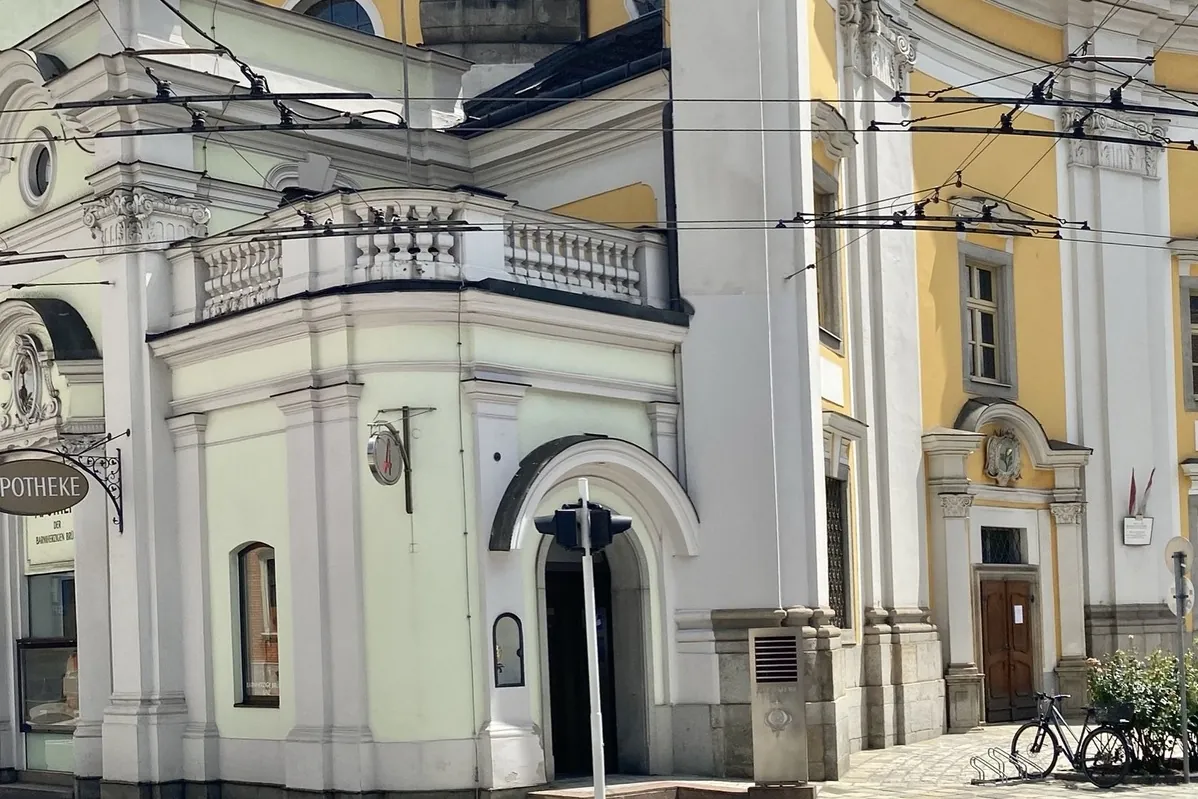 Barockes Eckgebäude der Apotheke der Barmherzigen Brüder an der Ecke Herrenstraße und Rudigierstraße in Linz